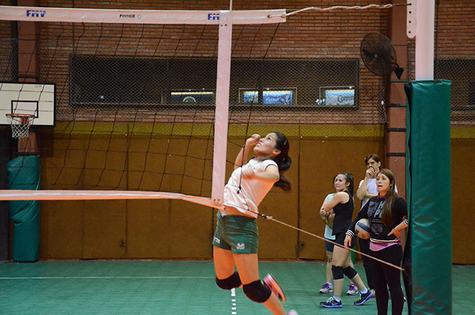 Mónica Castro Vera analiza el presente que está viviendo el representativo femenino de vóley. Después de jugar un gran partido en lo individual, se ilusiona con aspirar a grandes cosas con el equipo, pero igual mantiene los pies sobre la tierra. 