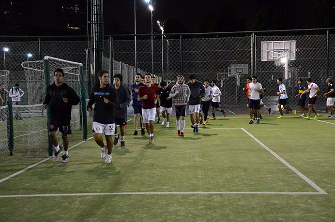 Los equipos de fútbol masculino tuvieron en el día de ayer la segunda práctica de la semana. Con la pelota como protagonista, disputaron varios partidos reducidos para que cada jugador demuestre lo que puede hacer. 