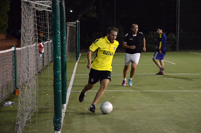 Los equipos de fútbol masculino tuvieron en el día de ayer la segunda práctica de la semana. Con la pelota como protagonista, disputaron varios partidos reducidos para que cada jugador demuestre lo que puede hacer. 