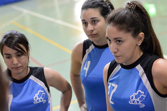 Pese a mejorar notablemente la campaña anterior, para Belén Silva, la capitana del equipo de vóley, todavía queda el mal sabor de no haber podido disputar la final, así que luego del partido frente a UdeSA charlamos con ella para repasarar todo lo que dejó el año. 