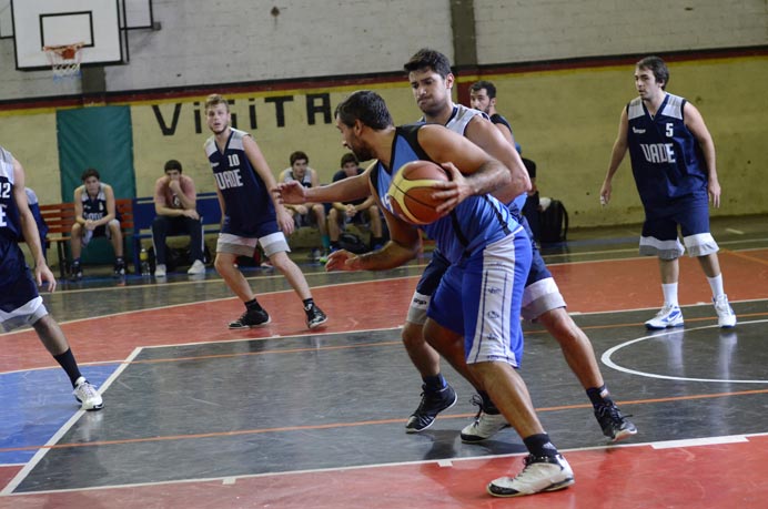 El representativo de básquet no pudo obtener una nueva victoria. En un encuentro muy disputado y con mucho roce, cayó derrotado ante UADE “A” por 74 a 59. 