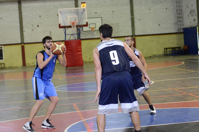 El representativo de básquet no pudo obtener una nueva victoria. En un encuentro muy disputado y con mucho roce, cayó derrotado ante UADE “A” por 74 a 59. 