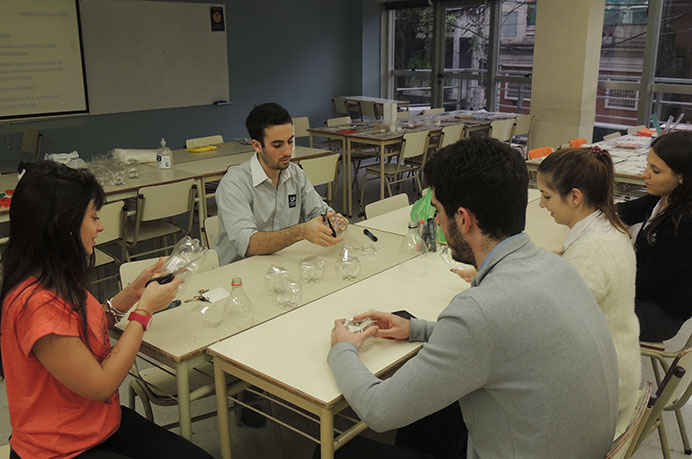 El pasado martes la Universidad a través del Departamento de Responsabilidad Social Universitaria realizó un taller de reciclado donde se armaron juguetes con botellas, cartón prensado y papel, los cuales serán donados a las fundaciones con las que colaboramos. 