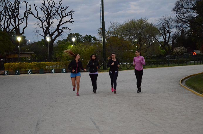 Con el progresivo pedido de mayor exigencia, las rutinas de Running van aumentando la resistencia física de sus alumnos. En el inicio de la semana, se enfocaron en trabajos tanto dentro como fuera de la pista de atletismo. 