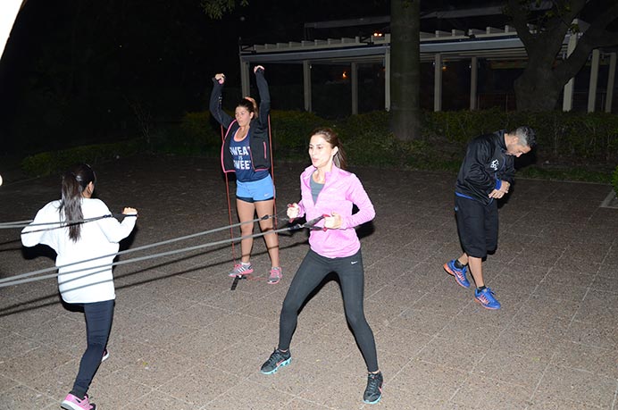 Con el progresivo pedido de mayor exigencia, las rutinas de Running van aumentando la resistencia física de sus alumnos. En el inicio de la semana, se enfocaron en trabajos tanto dentro como fuera de la pista de atletismo. 