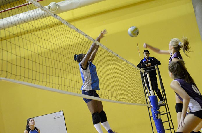 Relucientes como el oro, el representativo femenino de la Universidad levantó un partido complicadísimo ante San Andrés y se permite soñar con el campeonato. Tiene con qué. 