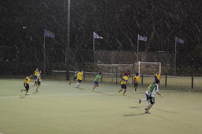 Los conjuntos de fútbol acudieron al Club de Amigos con los ánimos bien altos para completar un nuevo entrenamiento. Cuando se desarrollaban los primeros minutos, una fuerte tormenta obligó a suspender la práctica. 