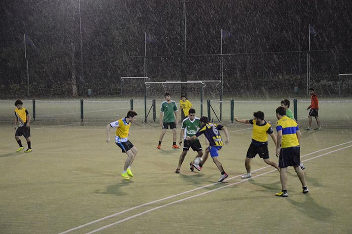 Los conjuntos de fútbol acudieron al Club de Amigos con los ánimos bien altos para completar un nuevo entrenamiento. Cuando se desarrollaban los primeros minutos, una fuerte tormenta obligó a suspender la práctica. 