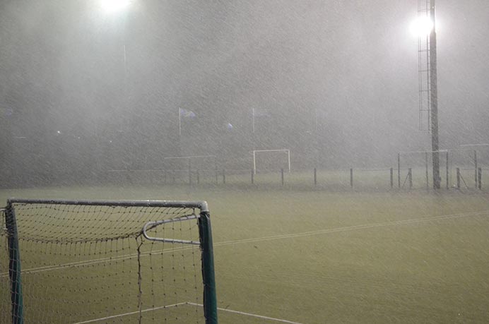 Los conjuntos de fútbol acudieron al Club de Amigos con los ánimos bien altos para completar un nuevo entrenamiento. Cuando se desarrollaban los primeros minutos, una fuerte tormenta obligó a suspender la práctica. 