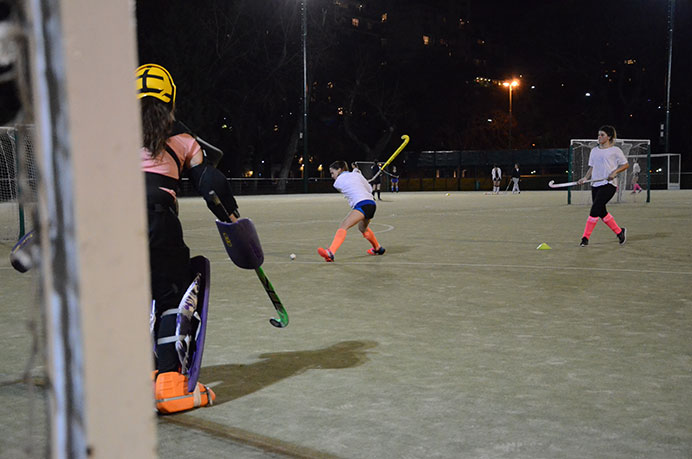 A partir del largo período sin competencia oficial, el representativo de hockey aprovecha para repasar varios aspectos fundamentales del juego para luego progresivamente ir aumentando intensidad y enfocarse en el aspecto táctico. 