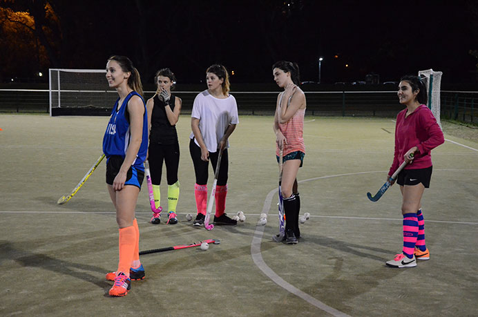 A partir del largo período sin competencia oficial, el representativo de hockey aprovecha para repasar varios aspectos fundamentales del juego para luego progresivamente ir aumentando intensidad y enfocarse en el aspecto táctico. 