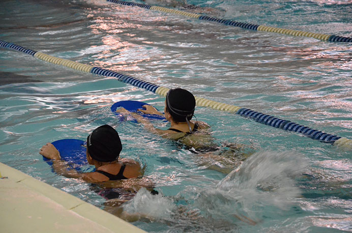 Arrancó una nueva semana para los estudiantes que se lanzan a la pileta. Los conjuntos se dedicaron sobre todo a ejercitar la patada de los diferentes estilos de nado. 