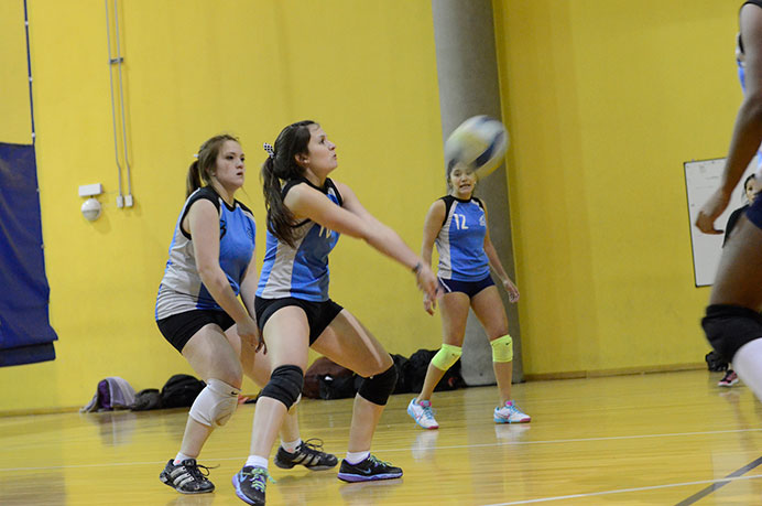 Las chicas de vóley conforman el equipo que tiene más chances de coronarse a fin de año entre todos los representativos que posee la Universidad, es por eso que Solana González Celia nos cuenta cuáles son los pasos a seguir si es que quieren verse festejando al final del torneo ADAU. 