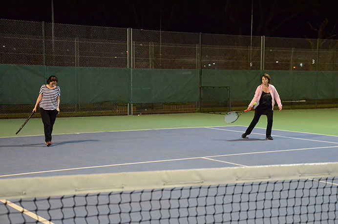 Ayer por la noche los grupos inicial y avanzado de tenis completaron una nueva jornada de entrenamiento. De la mano del profesor, el conjunto de principiantes se enfocaron, sobre todo, en seguir perfeccionando el servicio. 