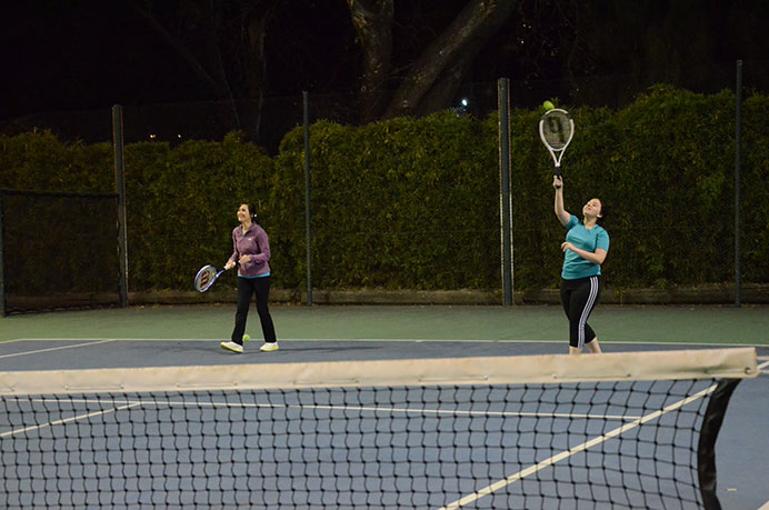 Ayer por la noche los grupos inicial y avanzado de tenis completaron una nueva jornada de entrenamiento. De la mano del profesor, el conjunto de principiantes se enfocaron, sobre todo, en seguir perfeccionando el servicio. 