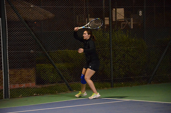 Ayer por la noche los grupos inicial y avanzado de tenis completaron una nueva jornada de entrenamiento. De la mano del profesor, el conjunto de principiantes se enfocaron, sobre todo, en seguir perfeccionando el servicio. 