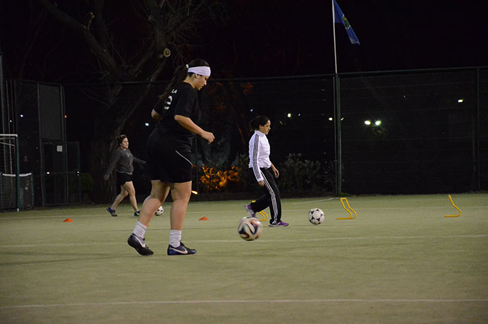 El conjunto de fútbol femenino completó un nuevo entrenamiento en una de las canchas del Club de Amigos. Abocadas a seguir mejorando, estuvieron practicando distintos aspectos para aplicar en el campo. 