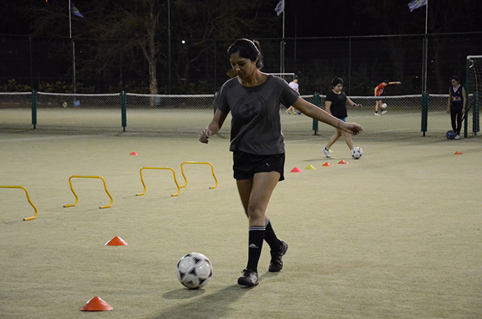 El conjunto de fútbol femenino completó un nuevo entrenamiento en una de las canchas del Club de Amigos. Abocadas a seguir mejorando, estuvieron practicando distintos aspectos para aplicar en el campo. 