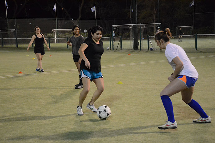 El conjunto de fútbol femenino completó un nuevo entrenamiento en una de las canchas del Club de Amigos. Abocadas a seguir mejorando, estuvieron practicando distintos aspectos para aplicar en el campo. 