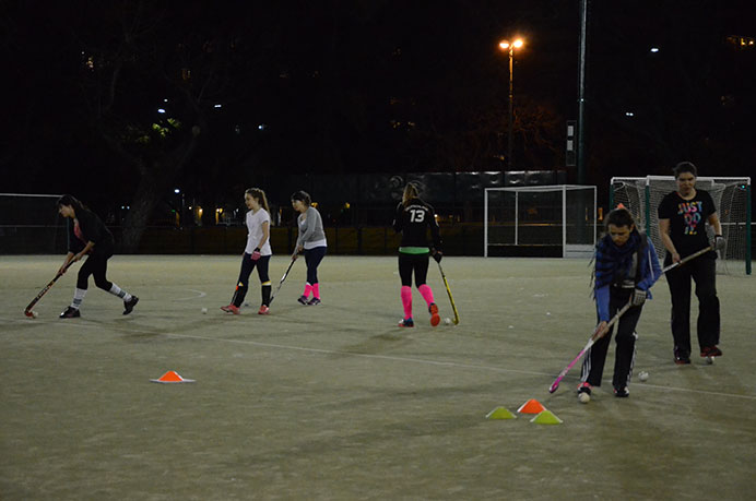 El representativo de hockey de la Universidad cerró una nueva semana de trabajo con ejercicios de conducción, un aspecto a mejorar para seguir levantado el rendimiento en los partidos que quedan. 