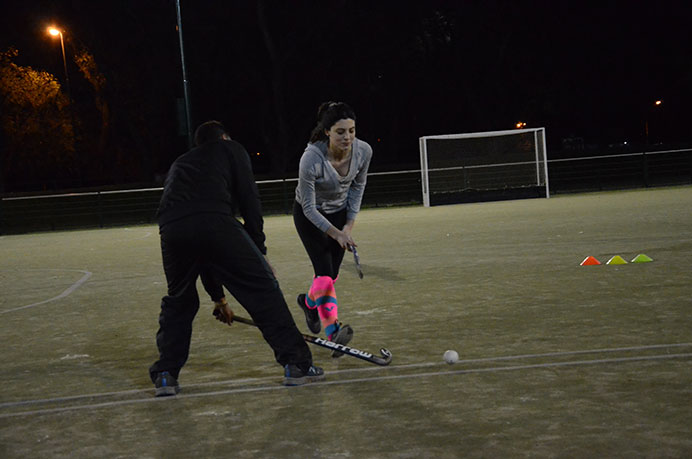 El representativo de hockey de la Universidad cerró una nueva semana de trabajo con ejercicios de conducción, un aspecto a mejorar para seguir levantado el rendimiento en los partidos que quedan. 