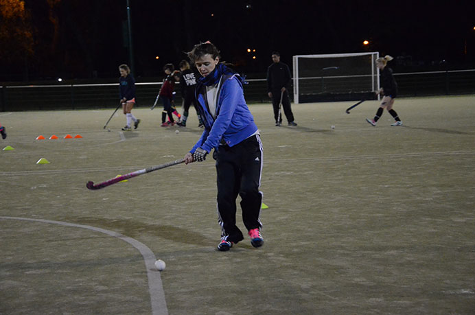 El representativo de hockey de la Universidad cerró una nueva semana de trabajo con ejercicios de conducción, un aspecto a mejorar para seguir levantado el rendimiento en los partidos que quedan. 