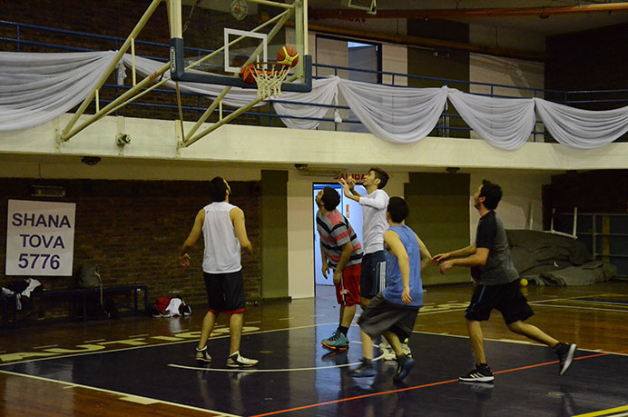 El equipo de básquet estuvo trabajando diferentes ejercicios de 4x4 para no perder el ritmo de competencia. Con el fin de semana libre, aún cuenta con tiempo para preparar el inicio en la Copa de Plata. 