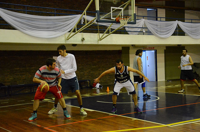 El equipo de básquet estuvo trabajando diferentes ejercicios de 4x4 para no perder el ritmo de competencia. Con el fin de semana libre, aún cuenta con tiempo para preparar el inicio en la Copa de Plata. 