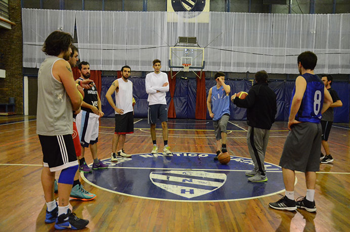 El equipo de básquet estuvo trabajando diferentes ejercicios de 4x4 para no perder el ritmo de competencia. Con el fin de semana libre, aún cuenta con tiempo para preparar el inicio en la Copa de Plata. 