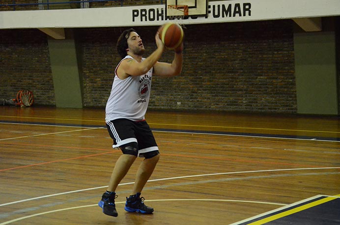 La espera para volver a la cancha parece enorme y para Felipe Escribano, integrante del representativo de básquet, lo ideal es manejar la ansiedad y aprovechar las prácticas para entrenar. 