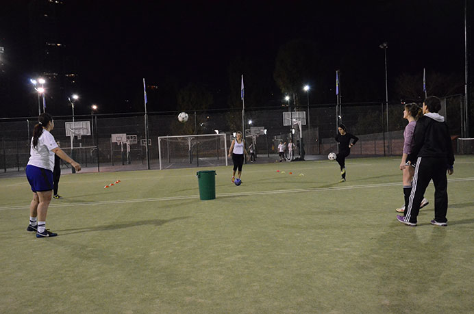 Este fin de semana, el representativo femenino de fútbol será el único que competirá en los torneos de ADAU y con la idea de ganar, trabajaron en la coordinación de pensamiento y movimiento para tener mayor cantidad de variantes al tocar el balón.<br /><br /> 