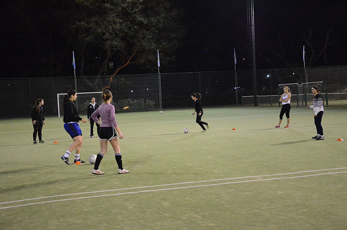 Este fin de semana, el representativo femenino de fútbol será el único que competirá en los torneos de ADAU y con la idea de ganar, trabajaron en la coordinación de pensamiento y movimiento para tener mayor cantidad de variantes al tocar el balón.<br /><br /> 