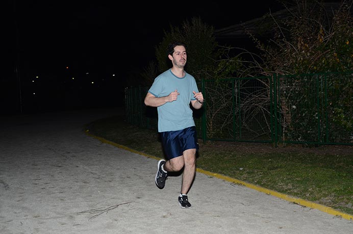 Los alumnos que integran el running team de la Universidad no sólo se conforman con dejar un zurco dentro de la pista, sino que también tienen tiempo para hacer varias series de ejercicios funcionales a un costado de ella. 