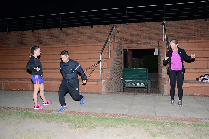 Los alumnos que integran el running team de la Universidad no sólo se conforman con dejar un zurco dentro de la pista, sino que también tienen tiempo para hacer varias series de ejercicios funcionales a un costado de ella. 