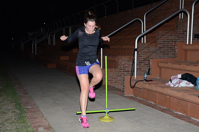 Los alumnos que integran el running team de la Universidad no sólo se conforman con dejar un zurco dentro de la pista, sino que también tienen tiempo para hacer varias series de ejercicios funcionales a un costado de ella. 