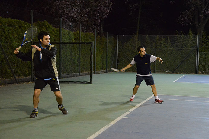 En la noche del jueves, los alumnos de los niveles inicial y avanzado volvieron a hacerse presentes en el Club de Amigos para continuar con sus entrenamientos, ya que el próximo mes comenzará a jugarse el torneo por equipos y todos quieren llegar de la mejor manera. 