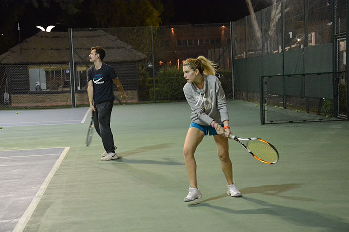 En la noche del jueves, los alumnos de los niveles inicial y avanzado volvieron a hacerse presentes en el Club de Amigos para continuar con sus entrenamientos, ya que el próximo mes comenzará a jugarse el torneo por equipos y todos quieren llegar de la mejor manera. 