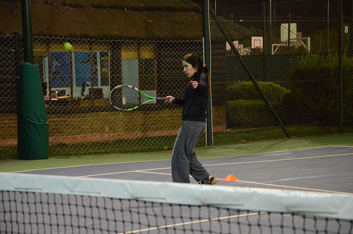 En la noche del jueves, los alumnos de los niveles inicial y avanzado volvieron a hacerse presentes en el Club de Amigos para continuar con sus entrenamientos, ya que el próximo mes comenzará a jugarse el torneo por equipos y todos quieren llegar de la mejor manera. 