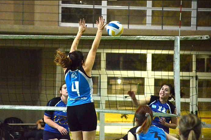 Luego del traspié de los varones, llegó el turno para que las chicas demostraran para qué están y derrotaron con autoridad a la Universidad Católica por 2-0.<br /><br /> 