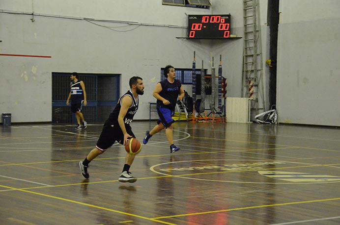 Este sábado, el representativo de básquet de la Universidad retomará su actividad oficial en el torneo de ADAU y es por eso que levantó la intensidad en los entrenamientos para llegar de la mejor manera. 