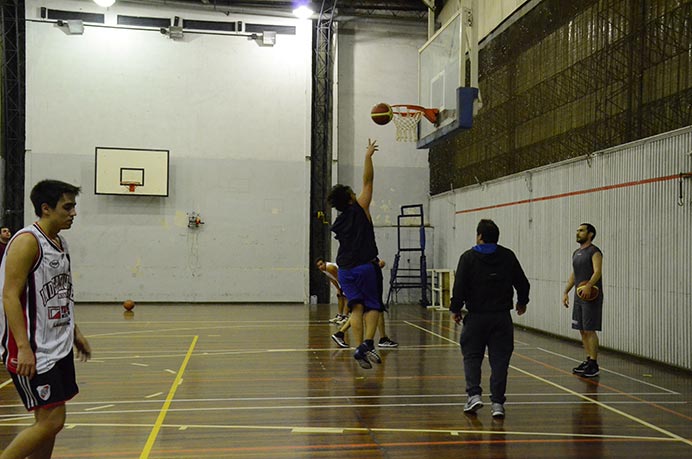 Este sábado, el representativo de básquet de la Universidad retomará su actividad oficial en el torneo de ADAU y es por eso que levantó la intensidad en los entrenamientos para llegar de la mejor manera. 