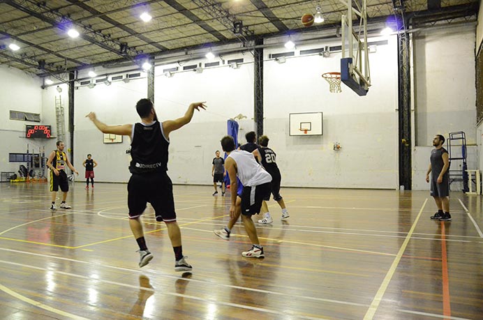 Este sábado, el representativo de básquet de la Universidad retomará su actividad oficial en el torneo de ADAU y es por eso que levantó la intensidad en los entrenamientos para llegar de la mejor manera. 