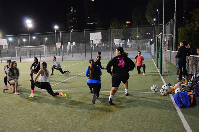 El equipo de fútbol femenino inició la semana de entrenamientos para los conjuntos UP. Con la presencia de muchas jugadoras en cancha, se enfocaron principalmente en concretar jugadas colectivas de ataque. 