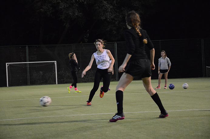 El equipo de fútbol femenino inició la semana de entrenamientos para los conjuntos UP. Con la presencia de muchas jugadoras en cancha, se enfocaron principalmente en concretar jugadas colectivas de ataque. 