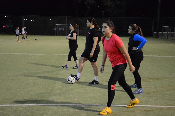 El equipo de fútbol femenino inició la semana de entrenamientos para los conjuntos UP. Con la presencia de muchas jugadoras en cancha, se enfocaron principalmente en concretar jugadas colectivas de ataque. 