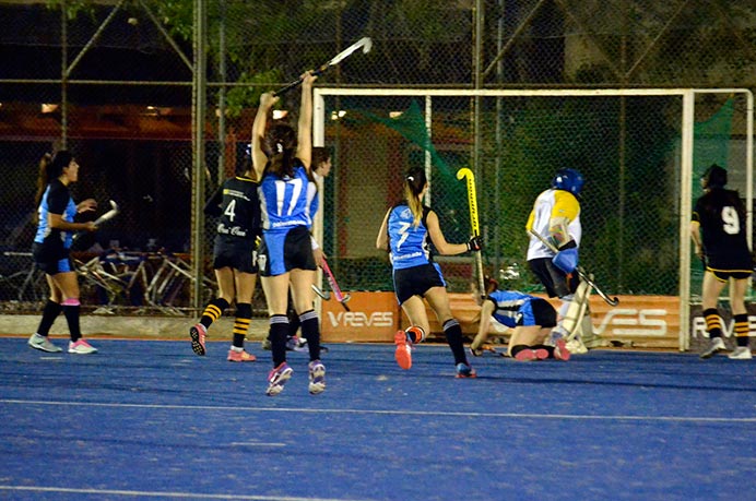 Las chicas jugaron un verdadero partidazo y clasificaron a la Copa de Plata luego de derrotar a la Universidad Torcuato Di Tella por 5-3 en los penales. Antes, habían igualado 2-2 en un apasionante encuentro. 