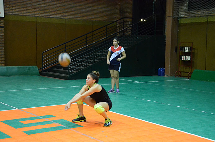 Los equipos femenino y masculino volvieron a los entrenamientos en el Club de Amigos y repasaron los conceptos de saque y recepci&oacute;n durante la noche del lunes. 