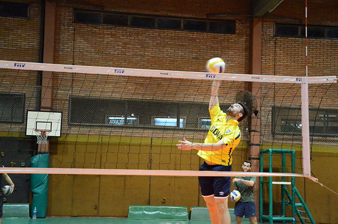 Los equipos femenino y masculino volvieron a los entrenamientos en el Club de Amigos y repasaron los conceptos de saque y recepci&oacute;n durante la noche del lunes. 