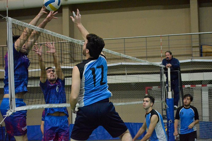 El equipo de vóley masculino se encontró con un duro rival del otro lado, pero a partir del bloqueo fue donde se consiguieron buenos puntos que motivaron al equipo en momentos difíciles. El resultado final fue derrota por 2 a 0 contra UADE, con parciales de 25-15 y 25-18. 