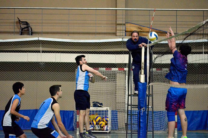 El equipo de vóley masculino se encontró con un duro rival del otro lado, pero a partir del bloqueo fue donde se consiguieron buenos puntos que motivaron al equipo en momentos difíciles. El resultado final fue derrota por 2 a 0 contra UADE, con parciales de 25-15 y 25-18. 